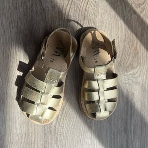 ZARA Girls sandals size 9. Smoke and pets free home. Good condition